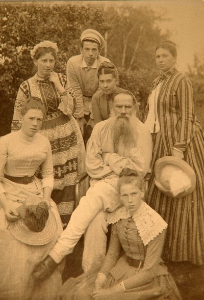 Der Autor Leo Tolstoi mit seiner Familie in Jasnaja Poljana von Count Semyon Semyonovich Abamelek Lazarev